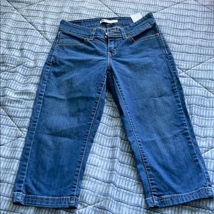 Levi straight leg Capri